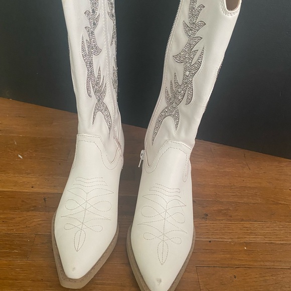 Shoes - Chic White Embroidered Heeled Boots
